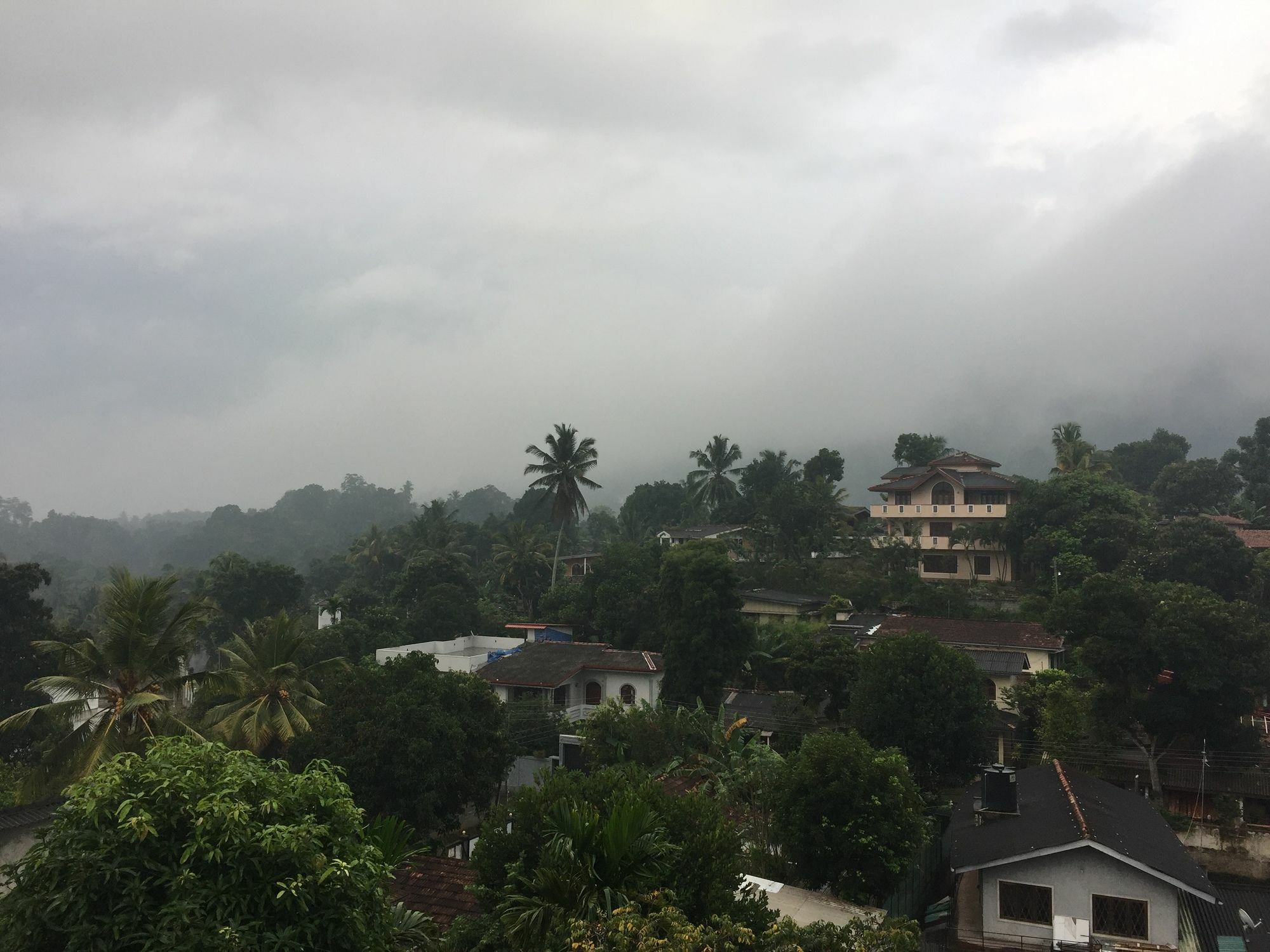 Resident View Homestay Kandy Bagian luar foto